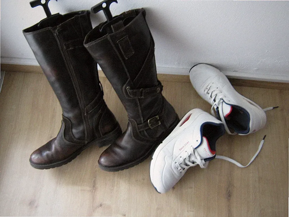 2 Paar Damen Schuhe: 1x Manguun Stiefel- Echtleder + Skechers MemoryFoam Gr. 40