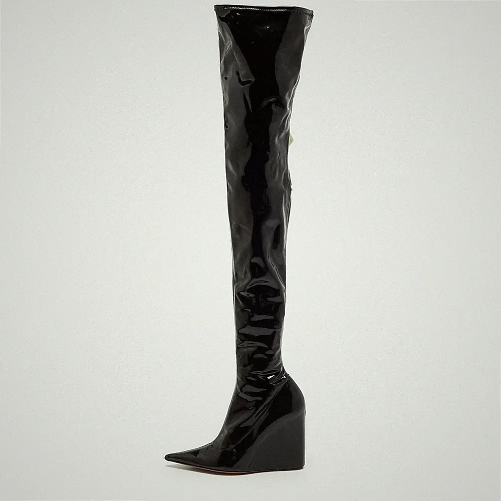 Amina Muaddi Größe 38,5 Schwarz PVC Overknee Keilabsatz Stiefel