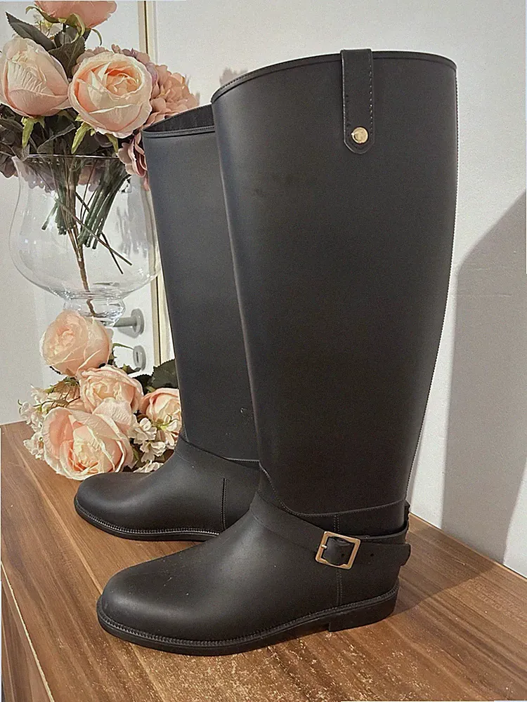 ASOS Damen Gummistiefel kniehoch schwarz flach rutschfest mit Schnalle EU 38