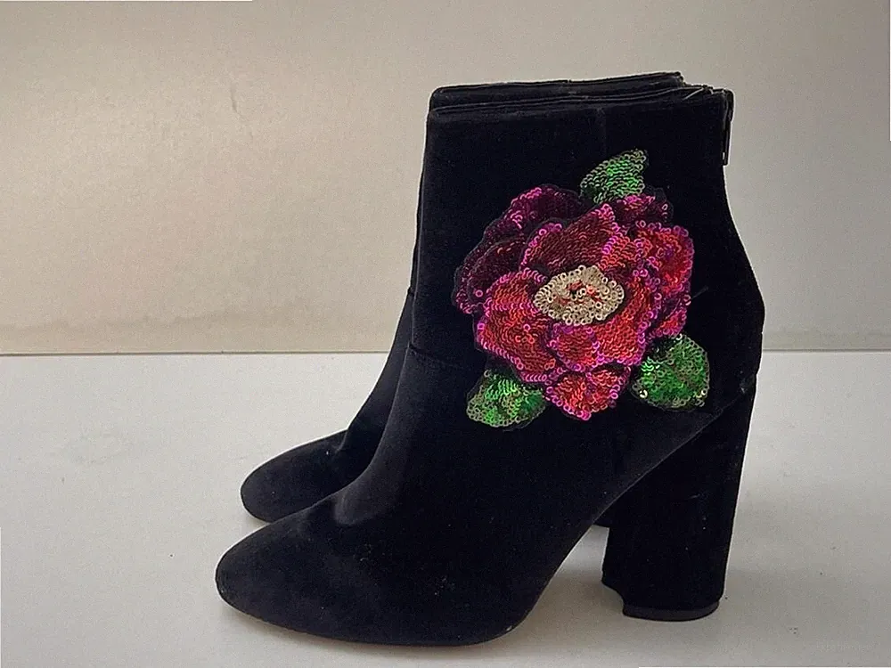 ASOS Damen Stiefel schwarz Samt Reißverschluss hinten Blumen bestickt UK 4 EUR 37 B212