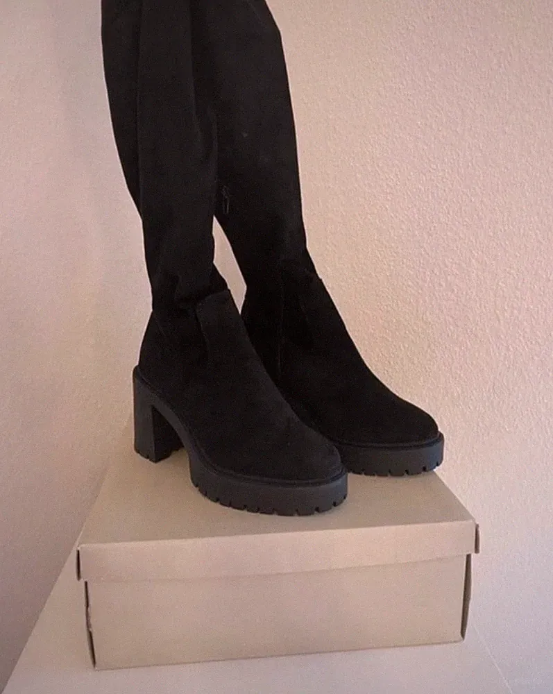 ASOS DESIGN – Wide Fit – Kaz – Overknee-Stiefel in Schwarz mit dicker Sohle und