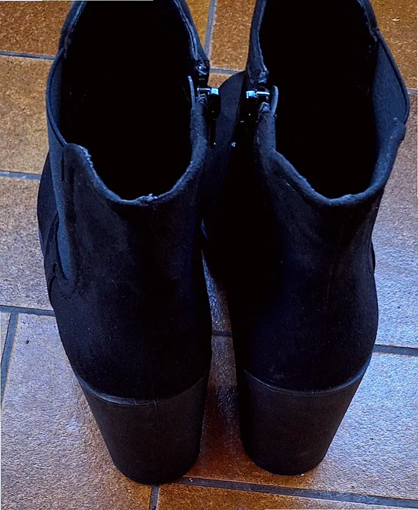Bei dem Produkt handelt es sich um ein Paar schwarze Chelsea-Boots für Damen aus