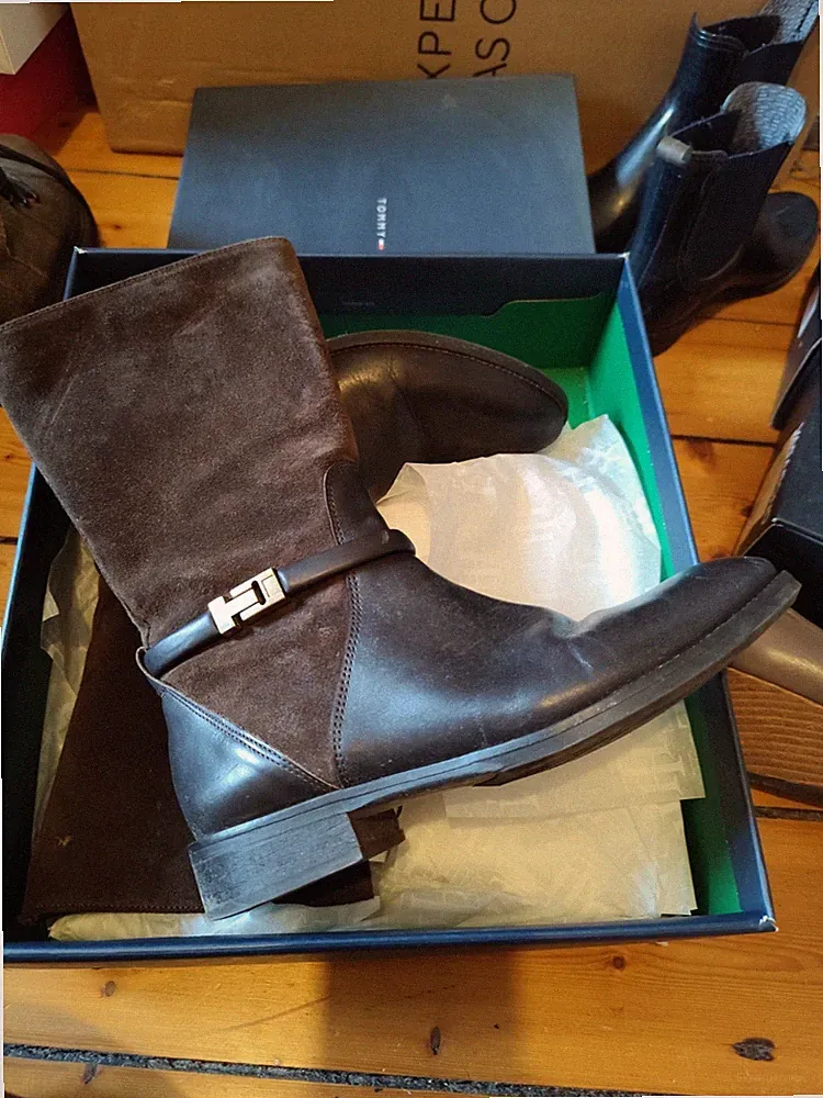 Braune Stiefel, Tommy Hilfiger, mit goldener Schnalle, Größe 39