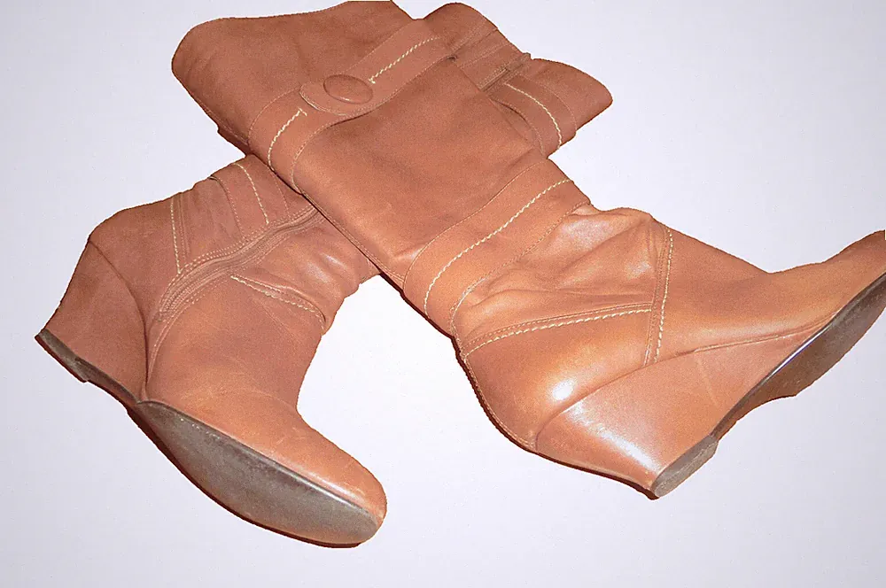Brauner Stiefel mit Keilabsatz seitlich Reißverschluß leicht gefüttert Gr. 39