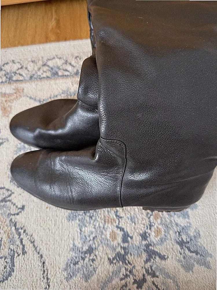 Buffalo Damen Reitstiefel kniehoch Leder schwarz flach Slip-On Gummisohle