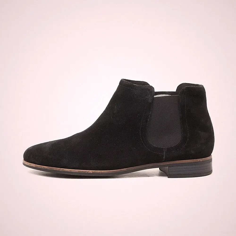 Clarks Damen 26824 Stiefeletten Schwarz Wildleder Chelsea Boots EU 39,5
