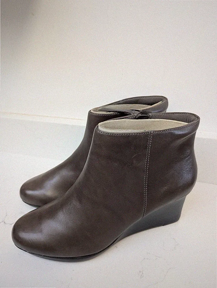 Clarks Damen Keil Stiefeletten Reißverschluss hellbraun Nerz Leder UK 8 E 42 weite Passform