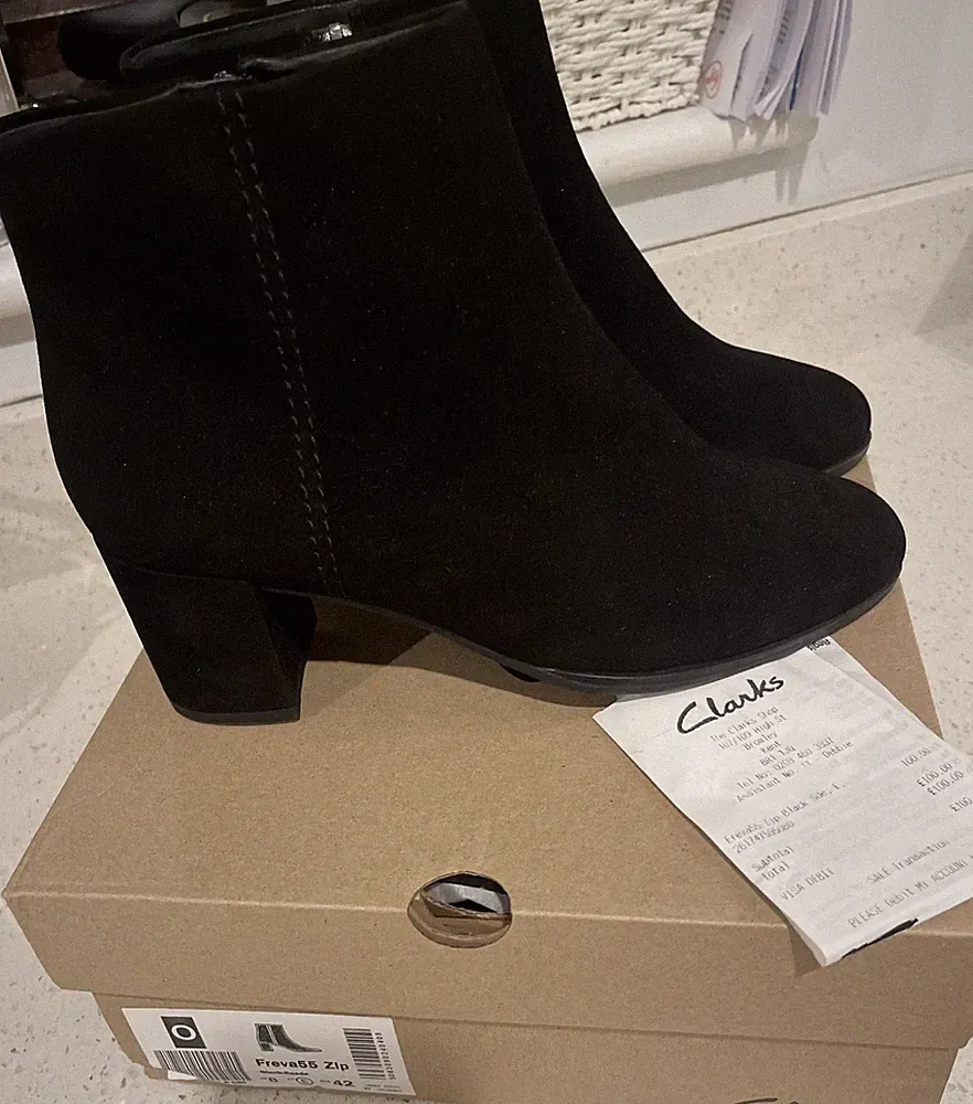 Clarks Neu mit Karton Damen Stiefel Schwarz Wildleder UK 8 E EU 42 Weite Femininer Style + Quittung