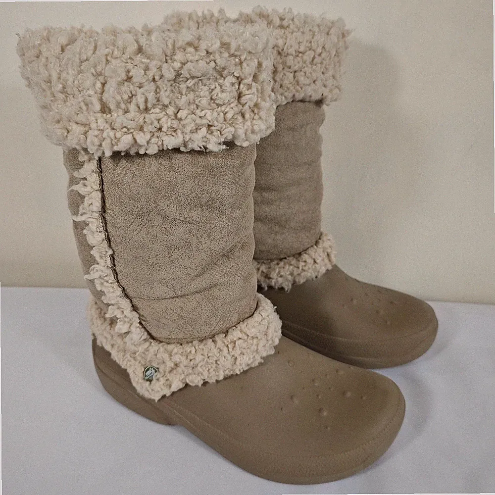 Crocs Nadia Stiefel Damen Größe UK 7 taupe beige Kunstfell Sherpa Winter Y2K