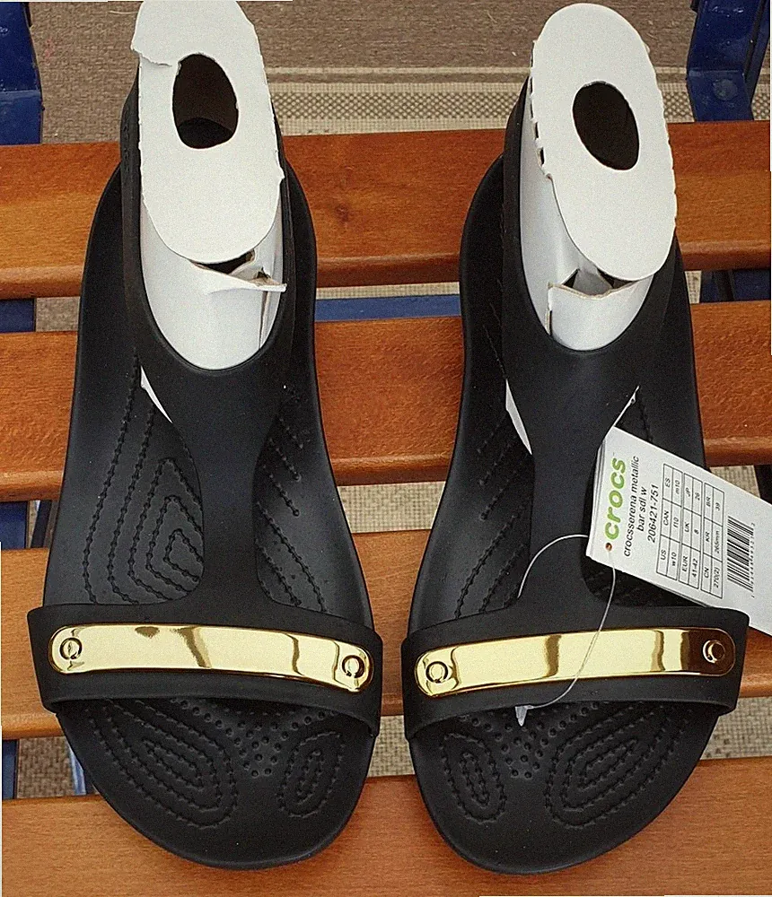 Crocs Serena Sandalen Iconic Comfort Damen Größe 10 W schwarz goldfarbene Spange