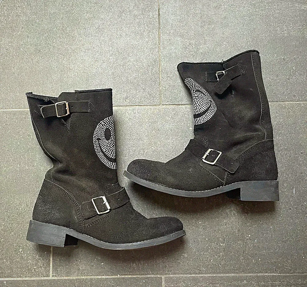 Damen Bikerstiefel Wildleder Schwarz mit Schnalle & Strass Smiley Von Heine