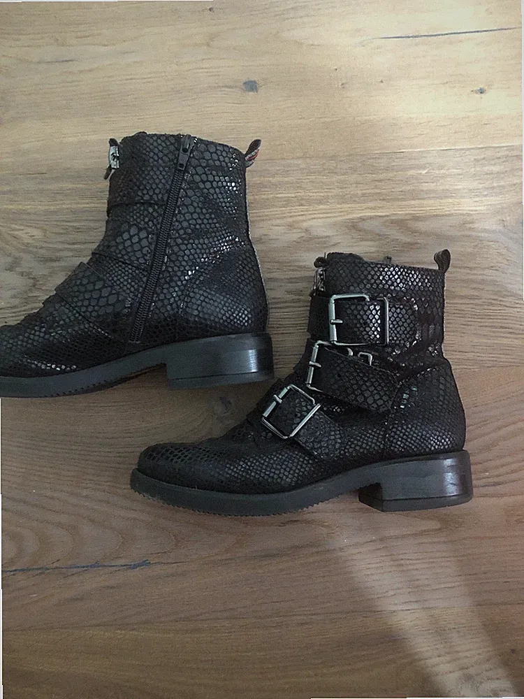 Damen Boots Stiefeletten Gr 39 Schwarz Schlangen-Optik Schnallen TOP NEU