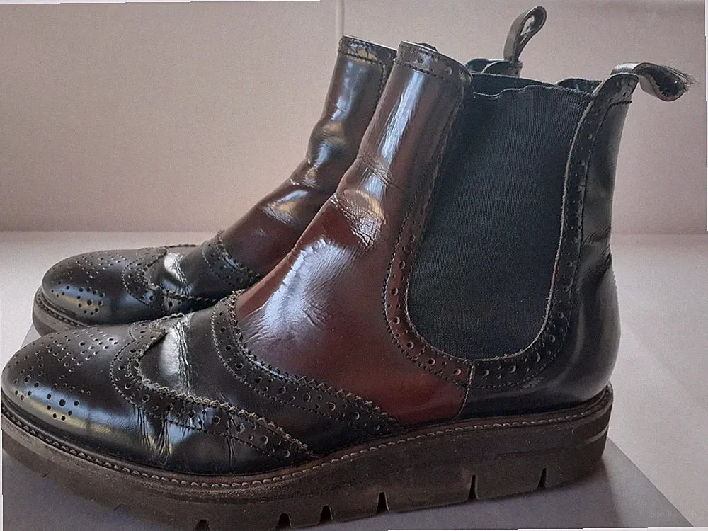 Damen Chelsea Boots Kunstleder mit Budapester Muster Gr. 40 weinrot schwarz