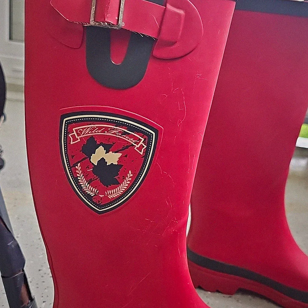 Damen Gummistiefel kniehoch Rot/Schwarz EU 37 mit Schnalle, flacher Absatz