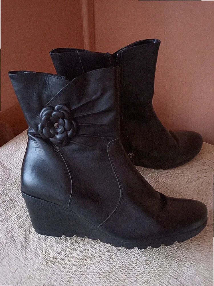 Damen Schwarz Leder Stiefeletten Keilabsatz Mittelhoher Absatz Größe 9 / UK 7...