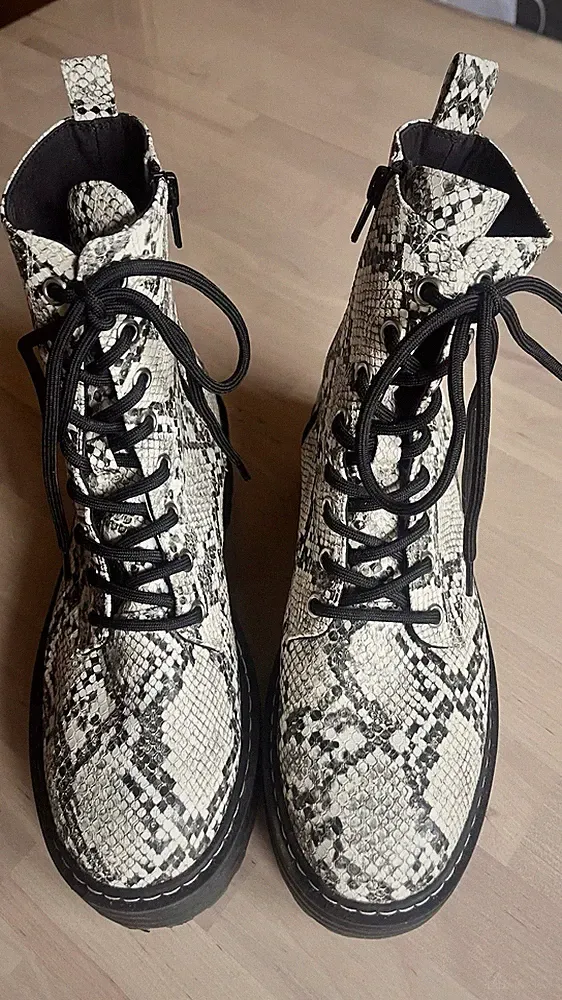 Damen Stiefelette Plateau Schlangenmuster schwarz weiß Schnürung Reißverschluss