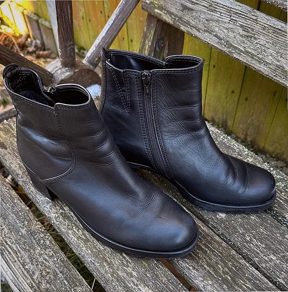 Damen Stiefeletten „Gabor“ Gr. 38 Schwarz mit kleinem Absatz getragen