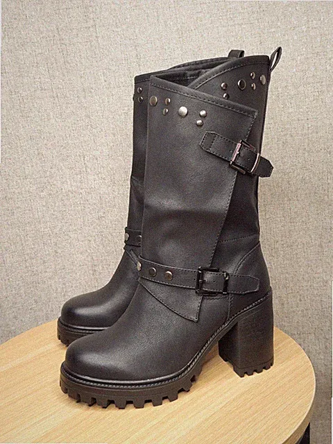 DAMENSTIEFEL MIT BEQUEMEM ABSATZ VON 8 CM, NIETEN, VERSTELLBAREN RIEMCHEN PANZER