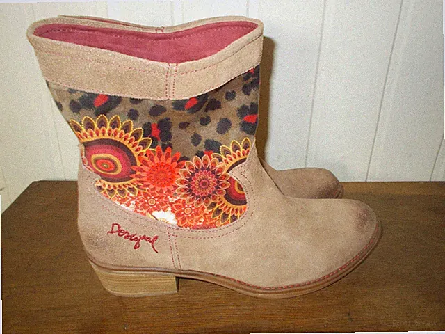 Desigual 41 9,5us Stiefel Stiefeletten Wildleder braun Absatz bestickt Logo Blumen
