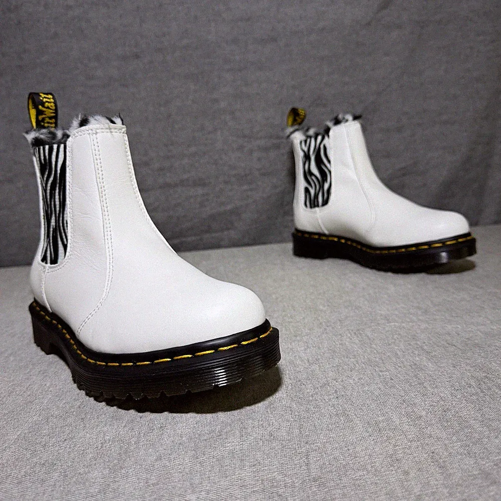 Dr. Martens 2976 Leonore Chelsea Boots Damen EU37 UK4 weiß/schwarz Zebra