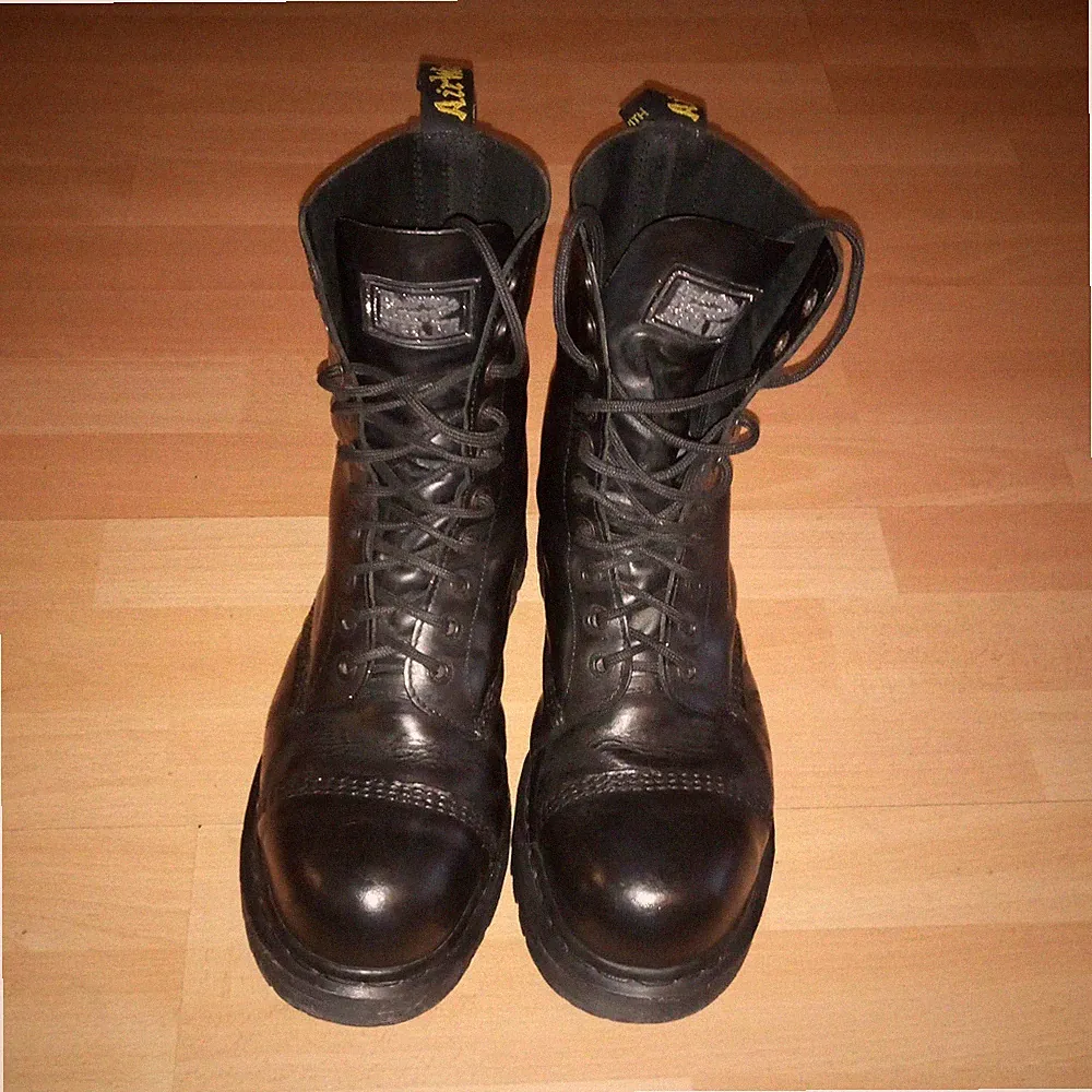 Dr. Martens 8761 Skinhead 10 Loch Schnürstiefel Made in England 45 Stahlkappen