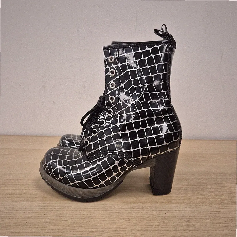 Dr. Martens Darcie schwarz Kroko-Muster Leder Absatz klobig Diva schicke Stiefel UK 3