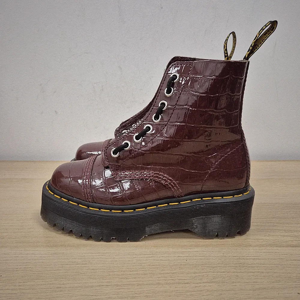 Dr Martens Sinclair Wild Burgundy Croc Embossed Platform Leather Quad Boots Uk 4