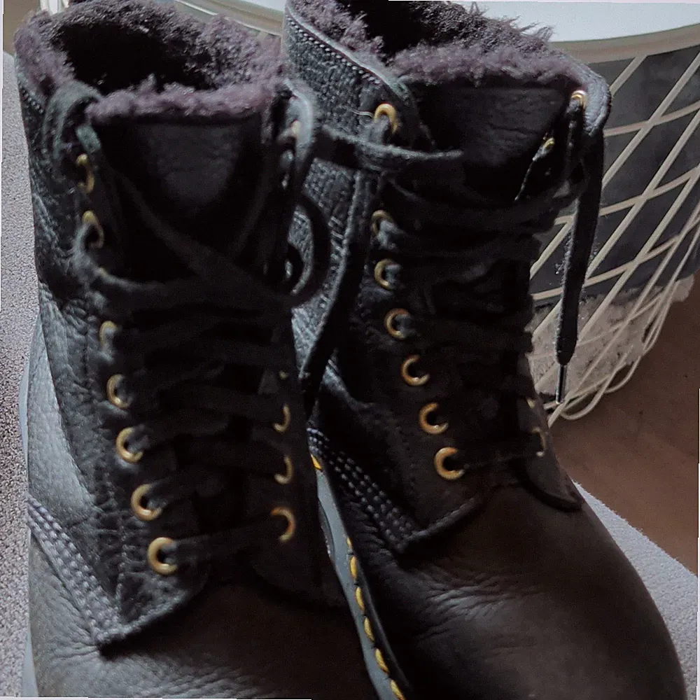 Dr. Martens Stiefelette Leder Schwarz gefüttert Kunstfell Schnürung EU 38