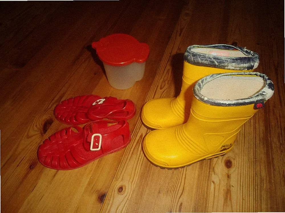 Elefanten Kinder Gummistiefel Gr. 23 gelb + Sandalen 26 rot Tupperware Trinkbec