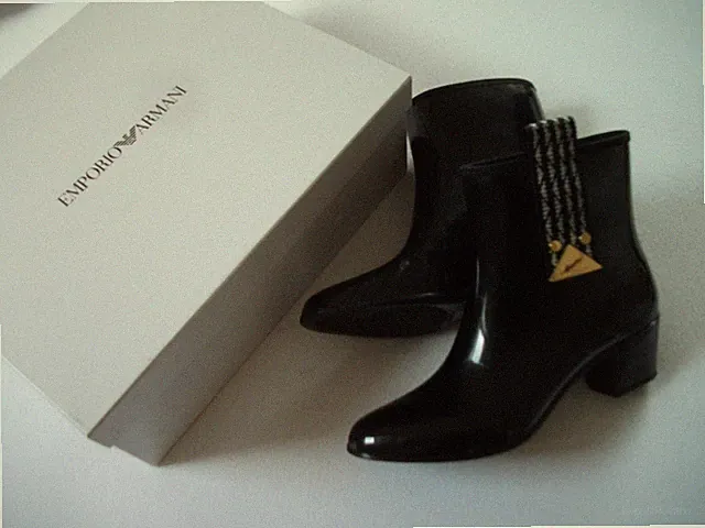EMPORIO ARMANI- moderne,elegante Lackleder- Stiefelette Gr. 41 neu OVP