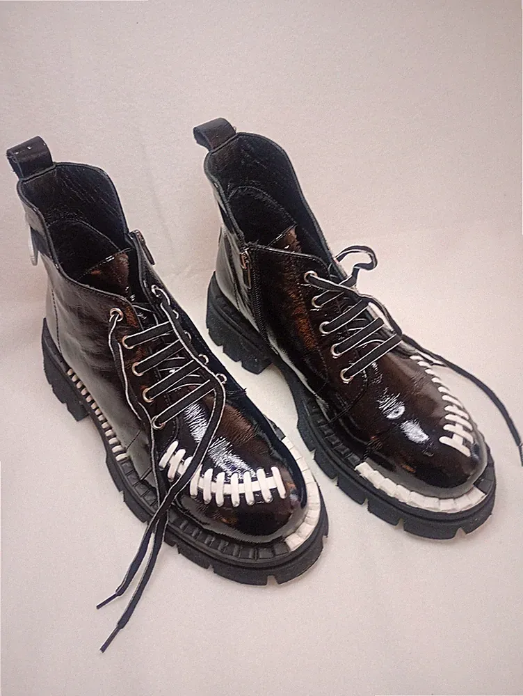 Extravagante Plateau-Stiefeletten Schwarz Lackleder-Optik mit Football-Schnürung