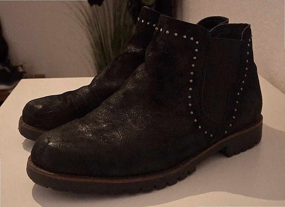 Flache Boots / Stiefeletten mit Nieten von CAPRICE, Fb. Black Pearl, Gr. 37,5