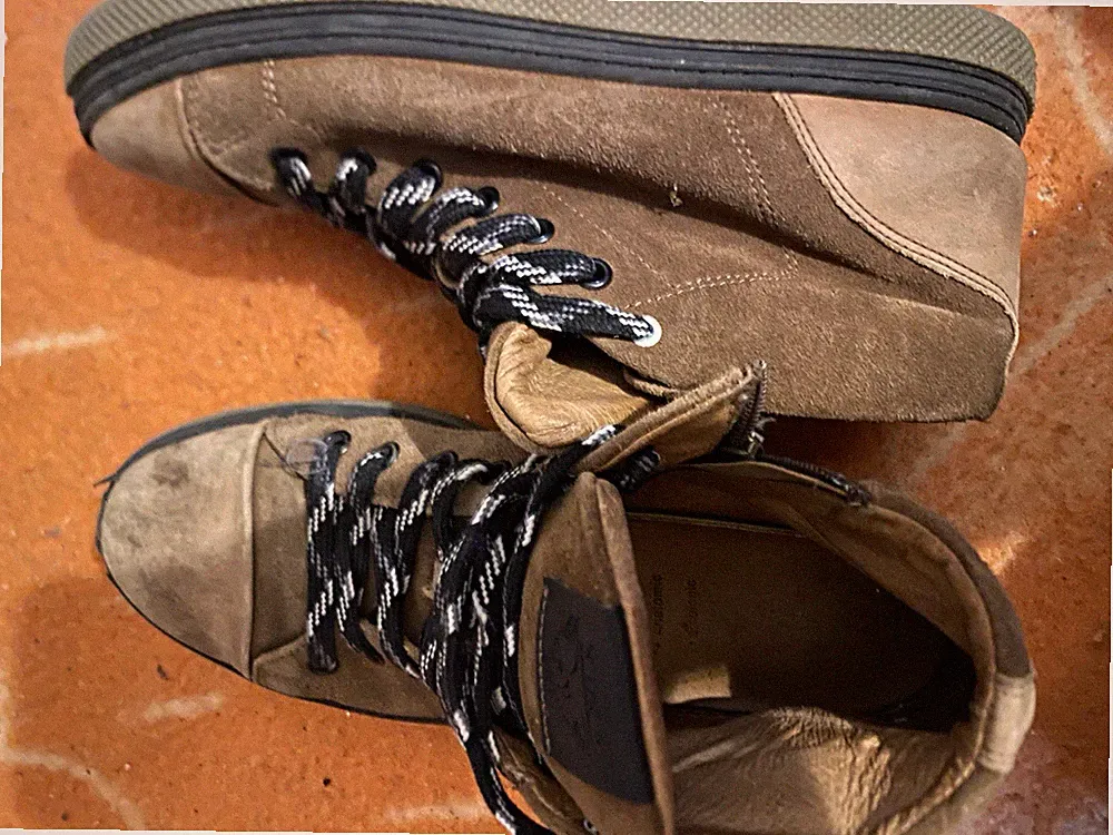 getragene Schuhe wo die Marke und das Material und klar ist