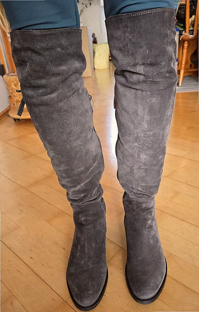 Graue Overknee-Wildledertiefel von Guess in Größe 40