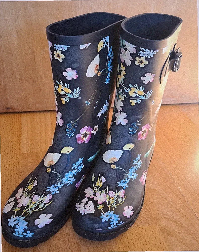 Größe 36: schwarze Gummistiefel mit Blumenmuster