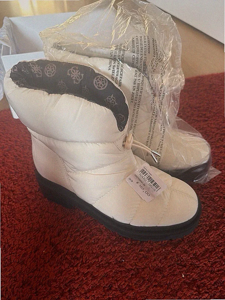 GUESS Damen Schneestiefel Beige EU 39 Synthetik gefüttert flach
