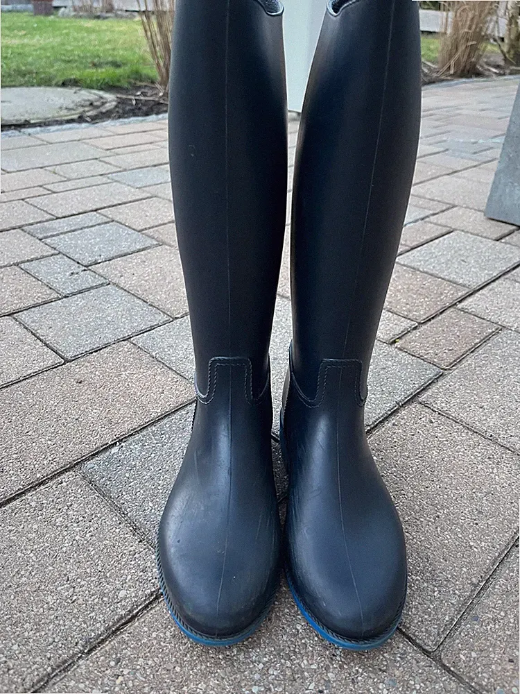 gut erhaltene Gummi Reitstiefel von Pfiff in schwarz mit blauer Sohle in Gr. 32