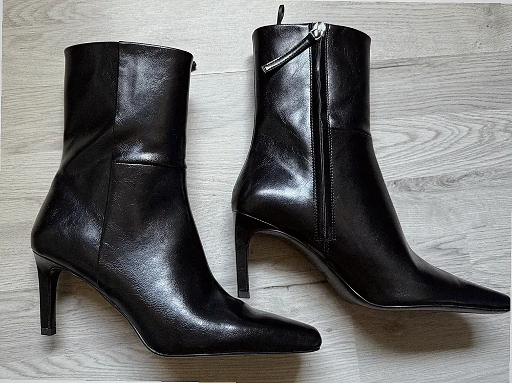 H&M Hohe Stiefeletten Schwarz Neu Gr. 38 Glatte Stiefel High Heels Leder Look