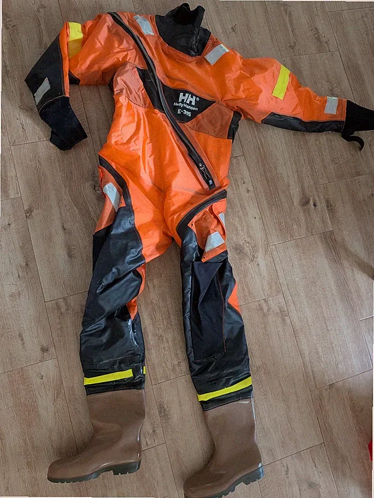 Helly Hansen Anzug mit Gummistiefeln Gr. 46 Defekt