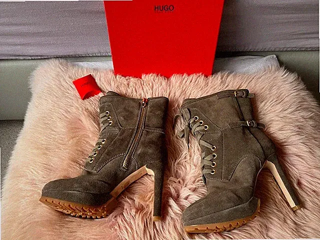 HUGO BOSS Stiefel High Heels Wildleder Taube Grau Beige 38 NEU Booties Lammfell