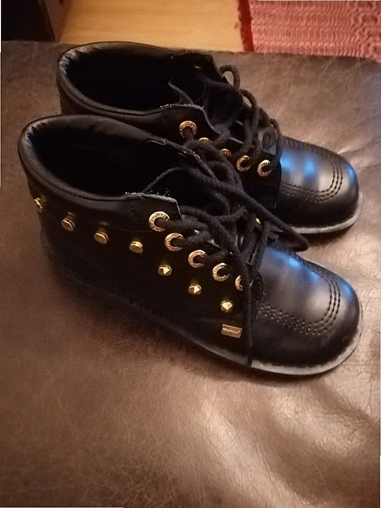 Kickers Damen Stiefeletten, schwarz, mit Goldnieten, 39EU neuwertig.