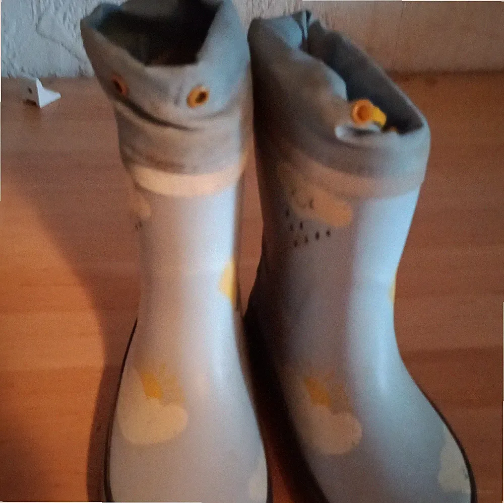 Kinder Gummistiefel blau mit Wolken-Print EU 27 wasserfest, Zugband, gefüttert