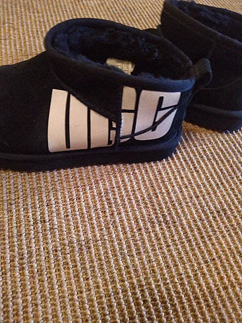 KURZE UGG BOOTS,GR 38,SCHWARZ MIT LOGO,KAUM ANGEHABT