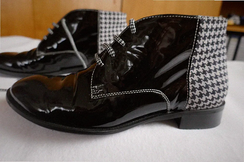 Kurzschaftstiefel, schwarz, Lack, schwarz - weiß