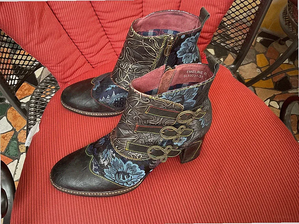 laura vita Stiefelette Gr. 40 glänzend mit Blumenprint wie neu