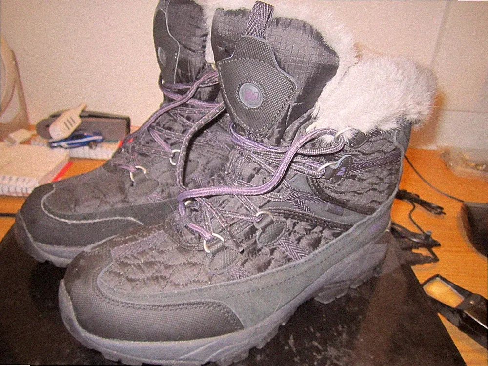Merrell Black Ladies Winter Lace-Up Boots in Ex-Shape, Size 8.5 US, China, Used.