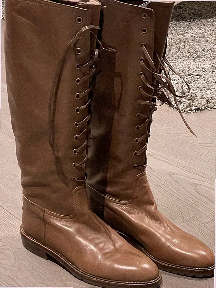 Modisch: Braune Chanel Leder Stiefel mit Schnürung. Kniehoch. EU 37,5.