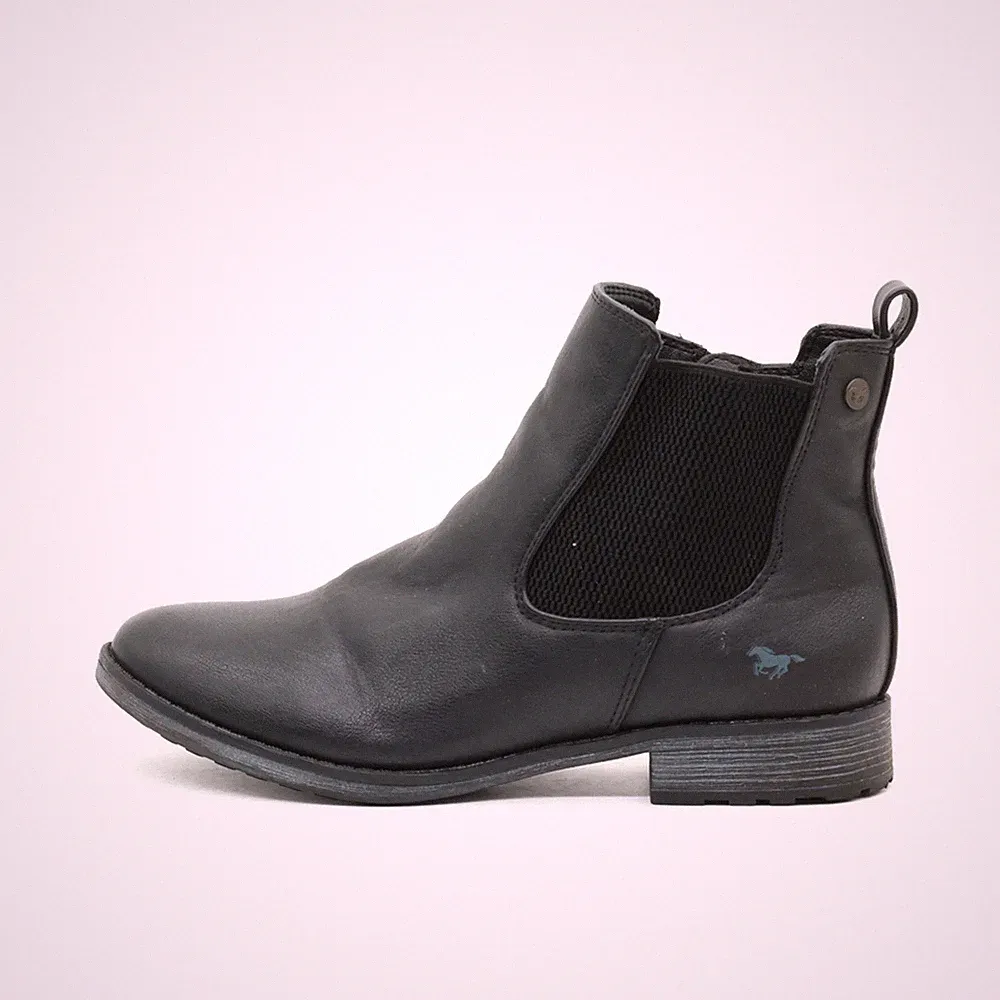 Mustang Damen Chelsea Boot Stiefelette Schwarz Profilsohle Boots EU 38