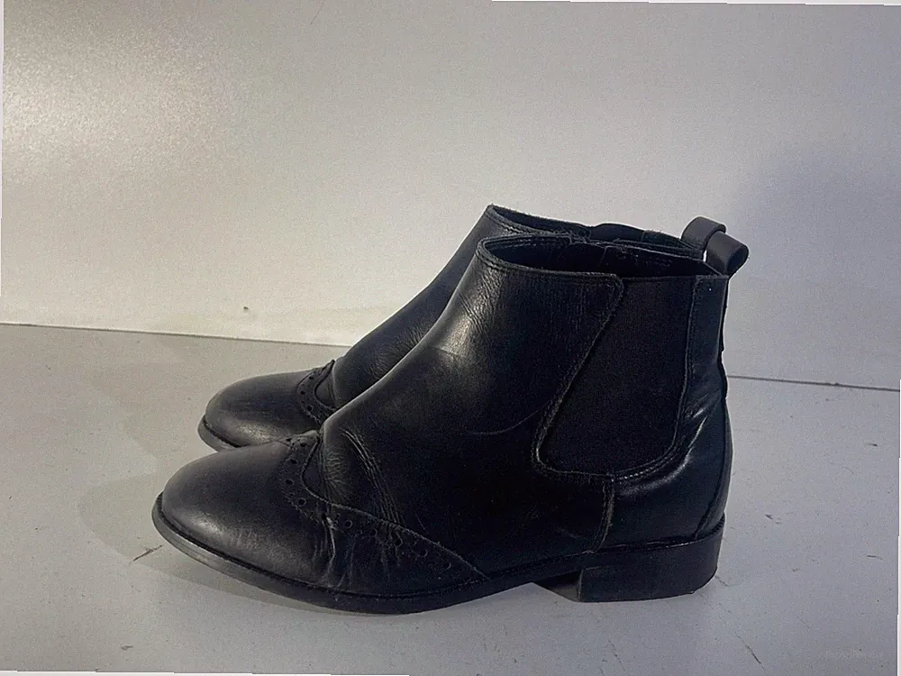 Next Damenschuhe 4 (37) gebraucht schwarz Kunstleder Gummizug & Reißverschluss Stiefeletten -A11