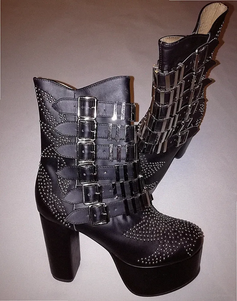 Nieten Plateau Boots mit Schnallen aus Leder in Größe 39 schwarz Gothic